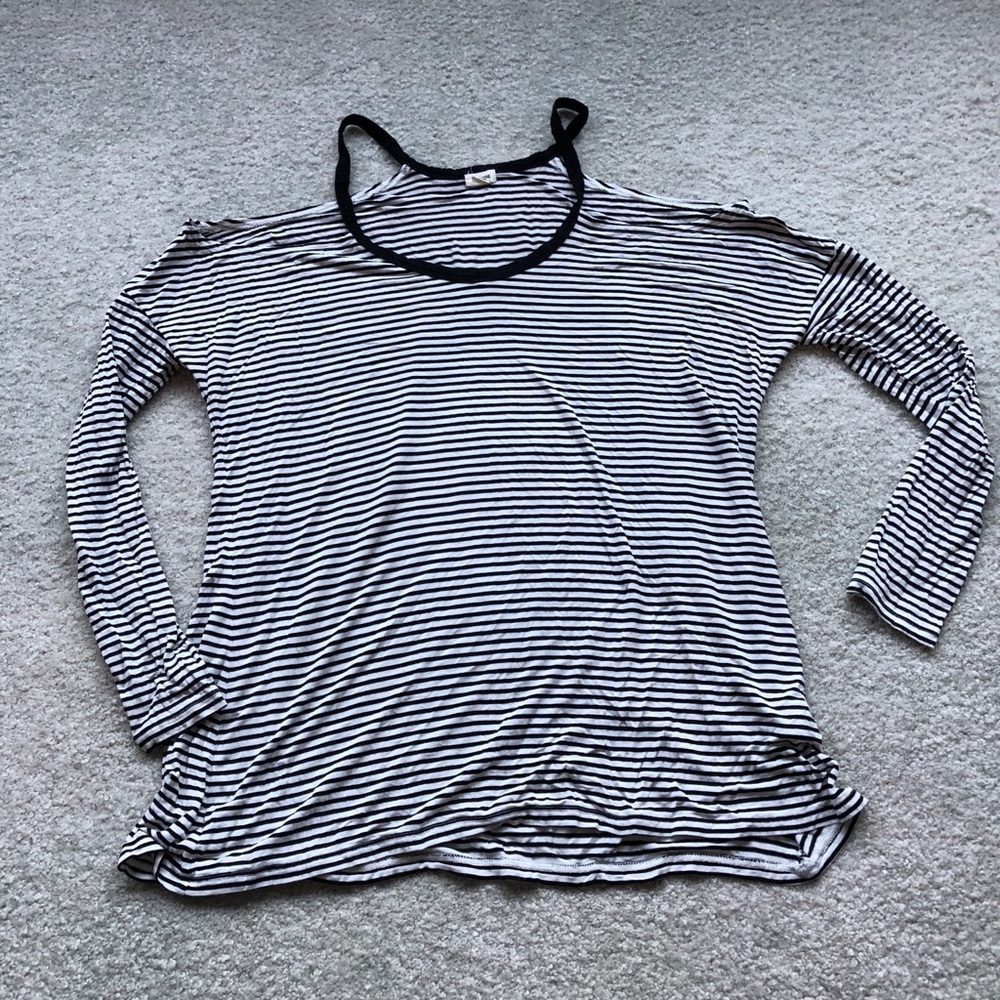 Open shoulder striped long sleeve T-shirt.